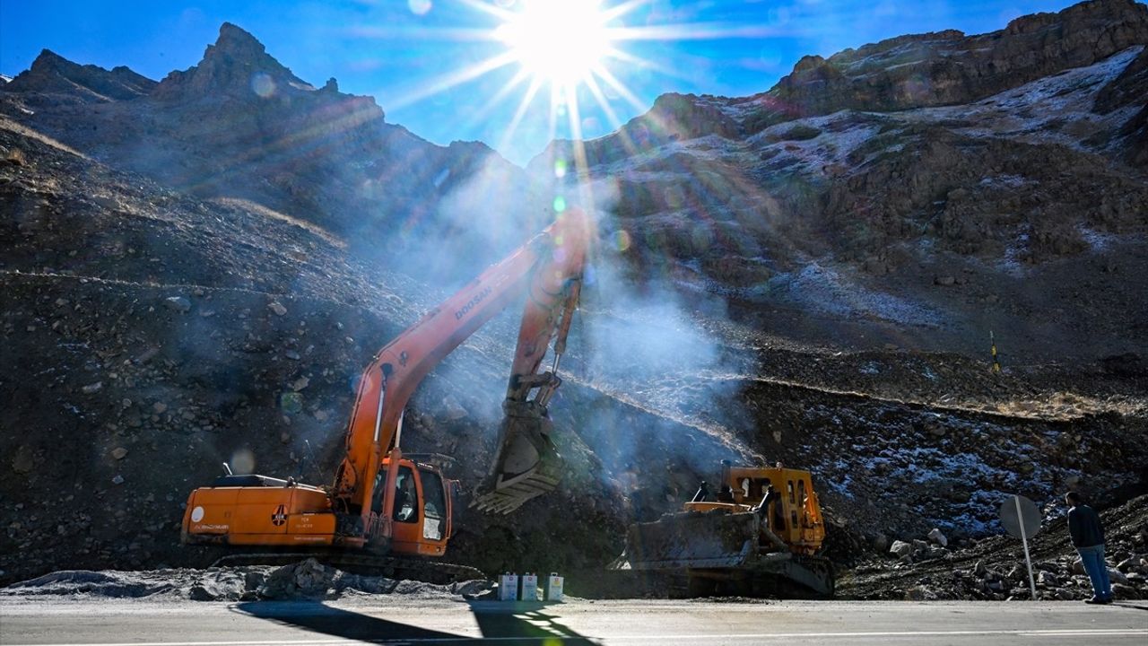 Van-Bahçesaray Kara Yolunda Çığ Önlemleri Artıyor