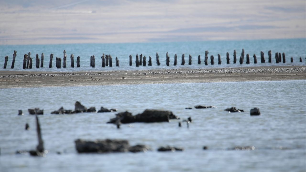 Van Gölü'nün Çekilmesiyle Tarihi İskelenin Ayakları Ortaya Çıktı