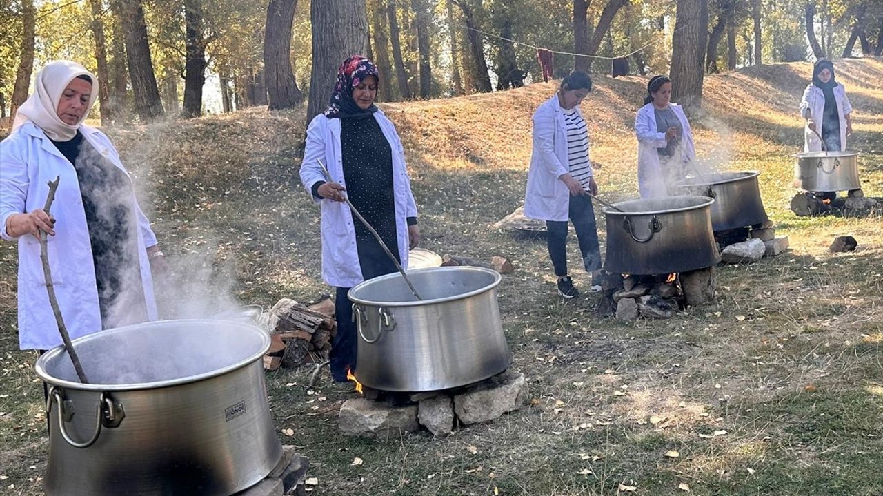 Vanlı Kadınların Doğadan Renkli İplerle Dokuma Sanatı