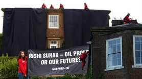 Greenpeace Aktivistleri İngiltere Başbakanı'nın Malikanesini Protesto Etti