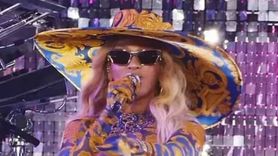 Ünlü Şarkıcı Doğum Gününü Sahnede Kutladı: Giydiği Elbise Tam 600 Saatte Yapıldı