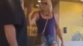 Kadınlar Tuvaletinin Önünde Transseksüel Birey ve Baba Birbirine Girdi! Kızım İçeride Diyince Ortalık Karıştı...