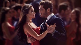 Bambaşka Biri Dizisi Oyuncuları ve Konusu