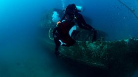 İzmir'de Dalgıçlar Su Altında Türk Bayrağı Açarak 9 Eylül'ü Kutladı