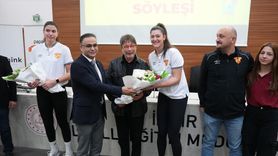 İzmir'de Voleybolun Yaygınlaştırılması İçin Okullara Top Dağıtımı