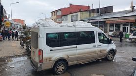 Ardahan'da Minibüse Kar ve Buz Kütlesi Düştü
