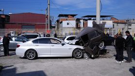 İzmir'de Park Halindeki Araçlara Çarpan Otomobilin Sürücüsü Yaralandı
