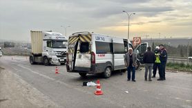 Kocaeli'de Tır ile Çarpışan Servis Minibüsünde 8 Yaralı