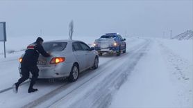 Yozgat'ta Jandarma, Yolda Kalan Sürücülere Yardım Elini Uzattı