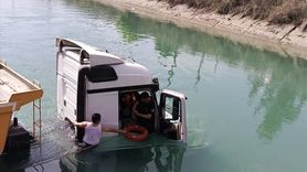Adana'da Sulama Kanalına Düşen Tırın Sürücüsü Kurtarıldı