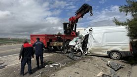 Adıyaman'da Kamyon-Minibüs Çarpışması: 1 Ölü, 1 Yaralı