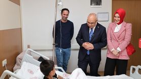 Ağrı Valisi Koç'un Hastanede Çocuklarla Bayram Kutlaması