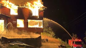 Artvin'deki Yangında Ahşap Ev Alev Alev Yandı