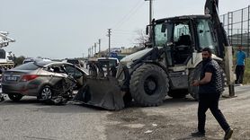 Balıkesir'de Otomobil ve Kepçe Çarpıştı: 2 Yaralı