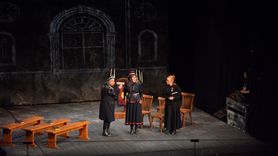 Bursa'da Uluslararası Tiyatro Festivali: 'Mutlu Son' Sahnelendi