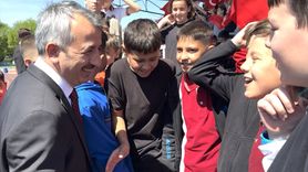 Edirne'de Öğrencilerden Vali Sezer'e Tezahürat