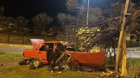 Erzurum'da Ağaca Çarpan Otomobilde 4 Kişi Yaralandı