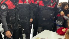 Erzurum'da Öğrencilerden Polis Ekiplerine Sürpriz Kutlama
