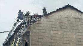 Esenyurt'ta İki Bina Çatısında Yangın Çıktı