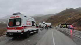 Hakkari'de Otobüs ile Yakıt Tankeri Çarpıştı: 8 Yaralı