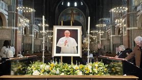 İngiltere'de Katolikler, Papa Franciscus için Taziye Alanlarına Akın Etti