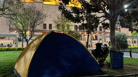 İstanbul'da Deprem Sonrası Fatih Camisi'nde Geceleyen Vatandaşlar