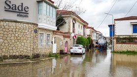 İzmir'de Gökgürültülü Sağanak Yağış Hayatı Olumsuz Etkiledi