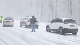 Kırklareli'de Yoğun Kar Yağışı Araçları Yolda Bıraktı
