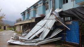 Ödemiş'te Fırtına ve Sağanak Yağış Çatıları Uçurdu