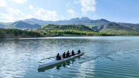 Tunceli Valisi Bülent Tekbıyıkoğlu Uzunçayır Baraj Gölü'nde Kürek Çekti