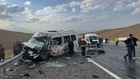 Van'da Minibüs ile Kamyonet Çarpıştı