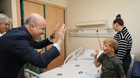 YÖK Başkanı Özvar, Ukraynalı Çocuğu Hastanede Ziyaret Etti