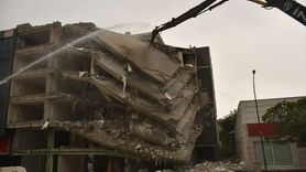 Adıyaman'da Hasarlı Binaların Yıkımı Devam Ediyor