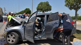 Antalya'da Kepçe ile Otomobil Çarpıştı: İki Yaralı