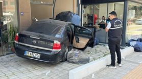 Aydın'da Kontrolden Çıkan Otomobil Mobilya Mağazasına Girerek 2 Kişiyi Yaraladı