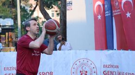 Bakan Bayraktar Gençlerle Basketbol Oynadı
