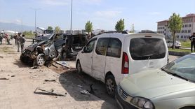 Beton Mikseri Park Halindeki Araçlara Çarptı