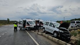 Çorum'da Otomobil ve Hafif Ticari Araç Çarpıştı: 4 Yaralı