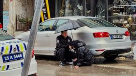 Erzurum'da Şemsiyeyle Bekleyen Polis, Takdir Topladı