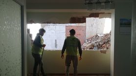 Fatih'te Moloz Kaldırma İşi Sırasında Bina Duvarı Yıkıldı