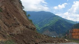 Gümüşhane'de Heyelan Ulaşımı Engelledi