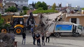 Hatay'da Çöp Kamyonunun Metruk Eve Çarpma Anı Güvenlik Kamerasına Yansıdı