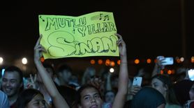 Hatay'da Gençlik Konseri: Sinan Akçıl'ın Coşkulu Performansı