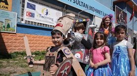 İzmir'de Öğrenciler Atık Malzemelerden Defile Düzenledi