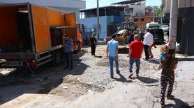 İzmir'de Su Borusu Patladı, Araçlar ve İş Yerleri Zarar Gördü