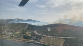 İzmir'in Urla İlçesinde Yangın Söndürme Çalışmaları Devam Ediyor