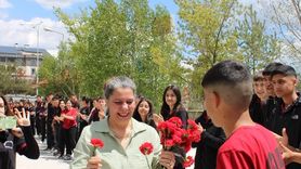 Kars'ta Öğrencilerden Emekli Öğretmene Duygusal Veda