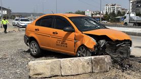 Kırıkkale'de Taksinin Beton Bariyere Çarpması Sonucu 2 Yaralı
