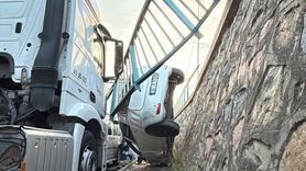 Kocaeli'de İnistinat Duvarından Düşen Otomobil