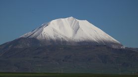 Kösedağ'ın Zirvesi Baharda Beyaza Büründü